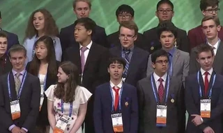 HS Vũ Hoàng Long (hàng 1, thứ 3 từ trái sang) trong Lễ trao giải tại Intel ISEF năm 2019 - Hoa Kỳ