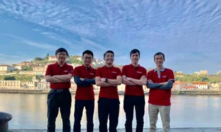 Ba sinh viên (đứng giữa) của trường ĐH Bách khoa Hà Nội tham gia cuộc thi lập trình quốc tế