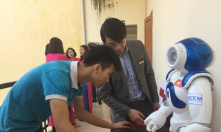 Sinh viên trường CĐ Cơ điện Hà Nội đang thực hành với robot. Ảnh: Q.H