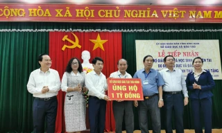 Bộ trưởng Phùng Xuân Nhạ thăm, tặng quà hỗ trợ học sinh, trường học ở Bình Định