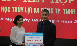 Tổng giám đốc công ty TNHH Grundfos Việt Nam trao tặng học bổng cho bộ môn cấp thoát nước