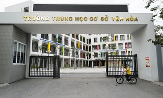 Hai mẹ con đến điểm thi muộn: Con khóc nức nở, mẹ đứng nhìn vô vọng