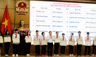 Ông Chử Xuân Dũng, Giám đốc Sở GD&ĐT Hà Nội trao phần thưởng cho học sinh giỏi tiêu biểu của Quận Ba Đình