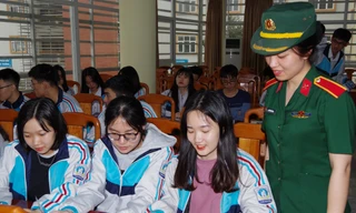 Học viện Khoa học Quân sự tư vấn tuyển sinh - hướng nghiệp 2021 cho học sinh trường THPT chuyên Thái Nguyên. Ảnh: HVKHQS