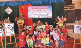 một buổi sinh hoạt ngoài giờ lên lớp về phòng chống xâm hại cho học sinh của nhóm Linh, Chi. Ảnh NVCC