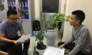 Việt được các cán bộ, chuyên viên phòng Công tác sinh viên hướng dẫn thủ tục nhập học rất chu đáo. Ảnh: Nghiêm Huê 