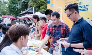 Độc giả háo hức xin chữ ký các tác giả - ảnh Kiên Nguyễn