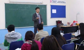 Ông Trần Khắc Hùng được cho là đang giảng bài cho sinh viên trường ĐH Đông Đô