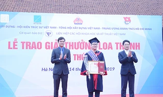 Anh Bùi Quang Huy, Bí thư BCH Trung ương Đoàn, Chủ tịch Trung ương Hội Sinh viên Việt Nam (bên trái) và đại diện BTC trao quà cho các sinh viên có đồ án tốt nghiệp xuất sắc.