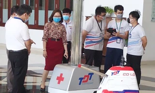 ĐH Tôn Đức Thắng chế tạo robot đa năng chống dịch COVID-19