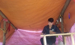 Lầu Mí Xá trong lán học online