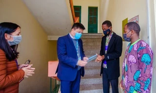 Lưu học sinh quốc tế viết thư xin ở lại Việt Nam