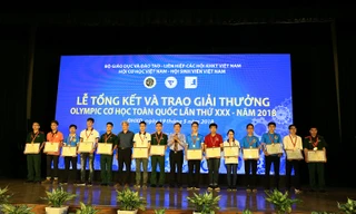 Ban tổ chức trao giải cho các cá nhân