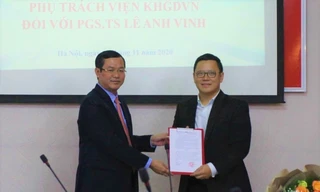 Thứ trưởng Bộ GD-ĐT Nguyễn Văn Phúc trao quyết định phụ trách Viện Khoa học Giáo dục Việt Nam cho PGS.TS Lê Anh Vinh.