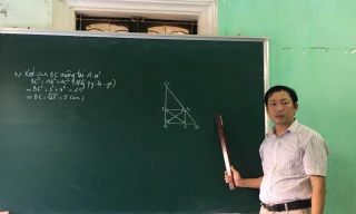 Sau 17 năm công tác, thầy Nguyễn Viết Tiến vừa bị nhà trường chấm dứt hợp đồng.