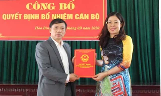 Trao Quyết định bổ nhiệm Giám đốc Sở GD&ĐT Hòa Bình cho bà Bùi Thị Kim Tuyến - Ảnh: Báo Hòa Bình