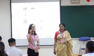 cô Phượng trong một giờ giao lưu với giáo viên nước ngoài. Ảnh:GDTD