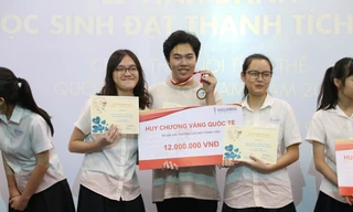 Đội học sinh trường phổ thông song ngữ liên cấp WellSpring với tấm huy chương vàng tại cuộc thi