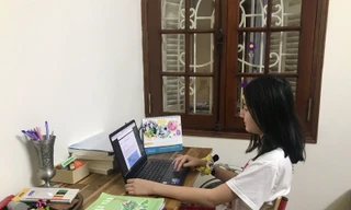 Học sinh đang học online tại nhà