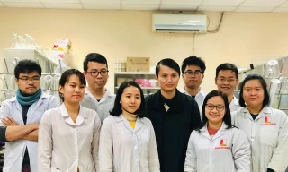 TS. Lê Quang Hòa và nhóm nghiên cứu. Ảnh: Đinh Tiến