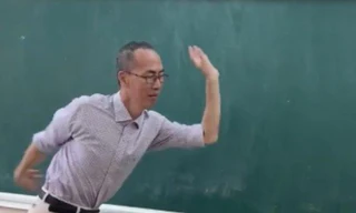  Thầy Lê Bá Khánh Trình múa phụ họa cho học trò hát bài 'Bụi phấn'