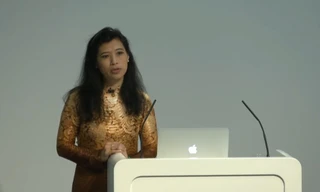 GS. Nguyễn Thị Kim Thanh trình bày bài giảng tại Hội khoa học Hoàng gia Anh - ảnh cắt từ clip