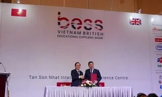 Bộ trưởng Bộ GD&ĐT Phùng Xuân Nhạ và Chủ tịch Hội đồng quản trị FPT Trương Gia Bình ký kết thỏa thuận hợp tác