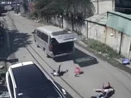 Học sinh bị rơi ra đường từ trên xe đưa đón - ảnh cắt từ clip