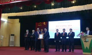 GS.Trần Văn Chứ, hiệu trưởng trường ĐH Lâm nghiệp nhận chứng nhận kiểm định