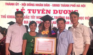 Phạm Thị Nhung bên gia đình tại lễ tuyên dương thủ khoa đầu ra xuất sắc vừa qua.