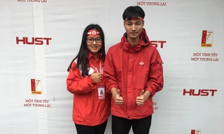 Sinh viên Nguyễn Mạnh Dũng và Lại Thị Hà Giang, Học viện Tài chính, lần đầu tiên tham gia Chủ nhật đỏ