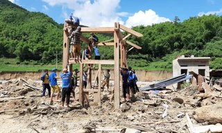 Dựng lại nhà bị lũ cuốn trôi ở bản Sa Ná