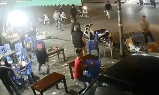 Hình ảnh nhóm côn đồ truy sát tại quán ăn đêm