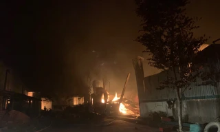 Cháy xưởng đũa ở Thanh Hóa lúc nửa đêm