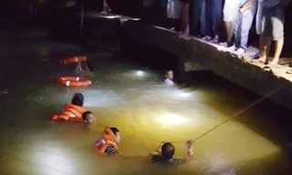 Lực lượng chức năng nổ lực tìm kiếm thi thể nạn nhân trong đêm