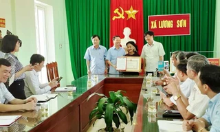 Tặng bằng khen cho cụ bà 83 tuổi xin thoát nghèo