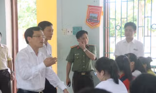 Ông Mai Văn Trinh, Cục trưởng Cục quản lý chất lượng giáo dục (Bộ GD&ĐT) cùng đoàn công tác kiểm tra công tác chuẩn bị thi tại Thanh Hóa