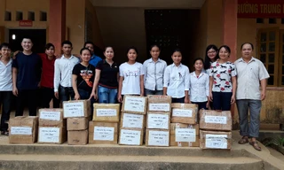 Nhà sách Tiền Phong tặng quà cho học sinh vùng lũ