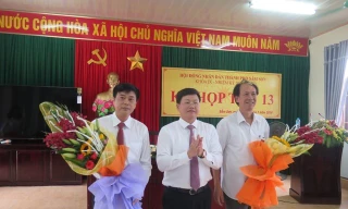 Tân Phó Chủ tịch UBND thành phố Sầm Sơn Bùi Quốc Đạt (bên trái).