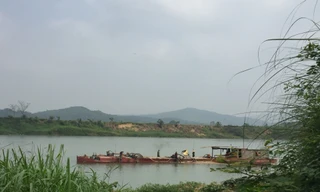 Khai thác cát tràn lan, người dân mất dần đất sản xuất