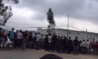 Hàng nghìn công nhân ngừng việc gửi kiến nghị tới doanh nghiệp