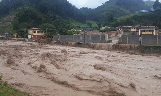 Kinh hoàng cảnh lũ đổ như sóng thần cuốn trôi nhà cửa, người dân ở Quan Sơn