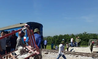 Một phần gác chắn bên trái (hướng tàu Bắc - Nam) bị hư hỏng