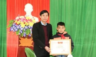 Khen thưởng nam sinh lớp 6 cứu bạn giữa dòng nước xiết