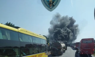 Xe khách 2 tầng bốc cháy dữ dội