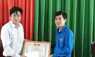 Trao tặng bằng khen cho thanh niên dũng cảm cứu người