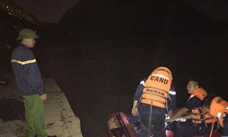 Nỗ lực tìm kiếm học sinh đuối nước trên sông Mã