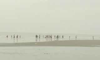 Chiều 18/7, nhiều người vẫn tắm trên biển Sầm Sơn