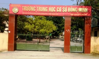 Nhà trường trả lại tiền thu sai cho phụ huynh
