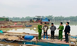 Nổ súng chỉ thiên để bắt giữ 2 tàu khai thác cát trái phép 